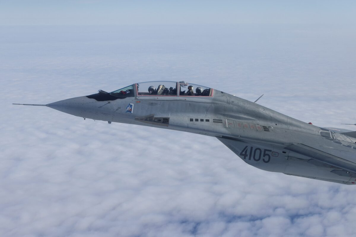 Ba Lan không chuyển thêm tiêm kích MiG-25 cho Ukraine, dọa chặn đường vào EU - Ảnh 1.