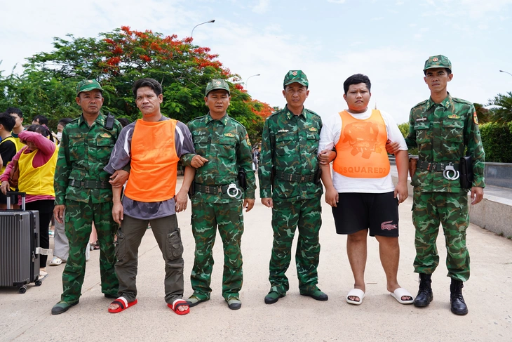 An Giang tiếp nhận 180 công dân Việt Nam do Campuchia trao trả - Ảnh 2.