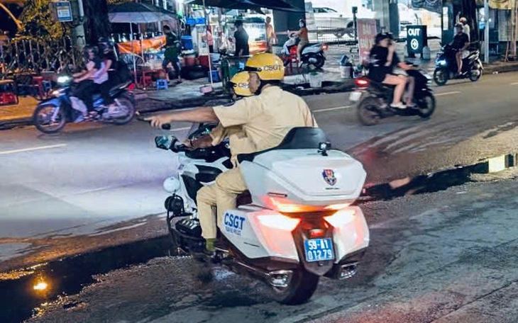 Cảnh sát giao thông mở đường, vượt 20km đèo dốc đưa bé 3 tuổi co giật đi cấp cứu - Ảnh 2.