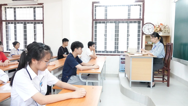lớp 10 - Ảnh 2.