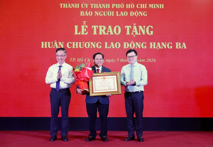 Báo Người Lao Động kỷ niệm 7 năm chương trình Tự hào cờ Tổ quốc: Hơn 2,2 triệu lá cờ đã được trao đi - Ảnh 4.