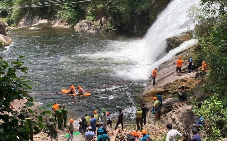 Liều lĩnh tắm biển ở vùng cấm tắm, 2 du khách đuối nước trên biển Nhật Lệ - Ảnh 3.
