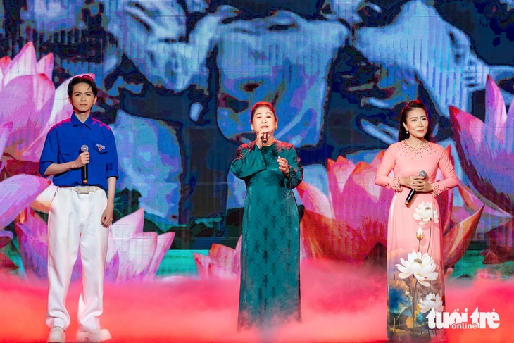Rực rỡ đêm nghệ thuật kỷ niệm 115 năm Ngày Bác Hồ ra đi tìm đường cứu nước - Ảnh 8.