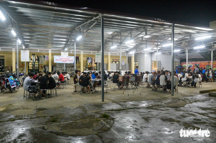 Những nồi mì tôm 'siêu to' thầy cô tặng cho sĩ tử vùng cao lúc nửa đêm - Ảnh 2.