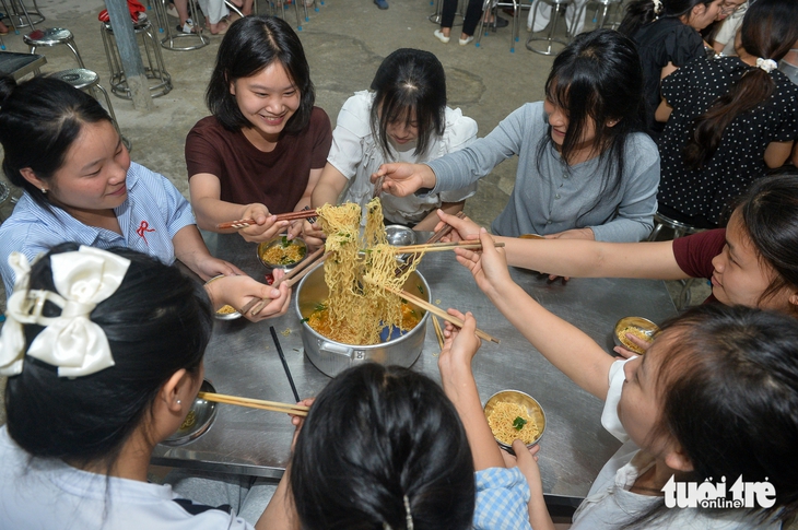 Những nồi mì tôm 'siêu to' thầy cô tặng cho sĩ tử vùng cao lúc nửa đêm - Ảnh 6.