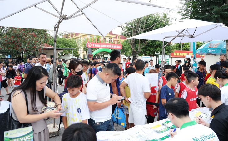 Vượt qua gần 4.000 thí sinh, 30 cầu thủ được chọn vào Học viện Nutifood - Ảnh 2.