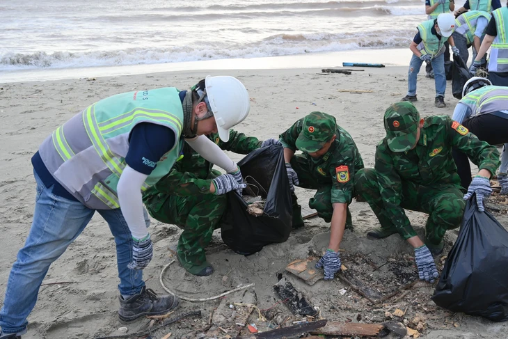 Hơn 100 kỹ sư, công nhân và lực lượng biên phòng thu gom rác tại các dự án đón APEC 2027 ở Phú Quốc - Ảnh 2.