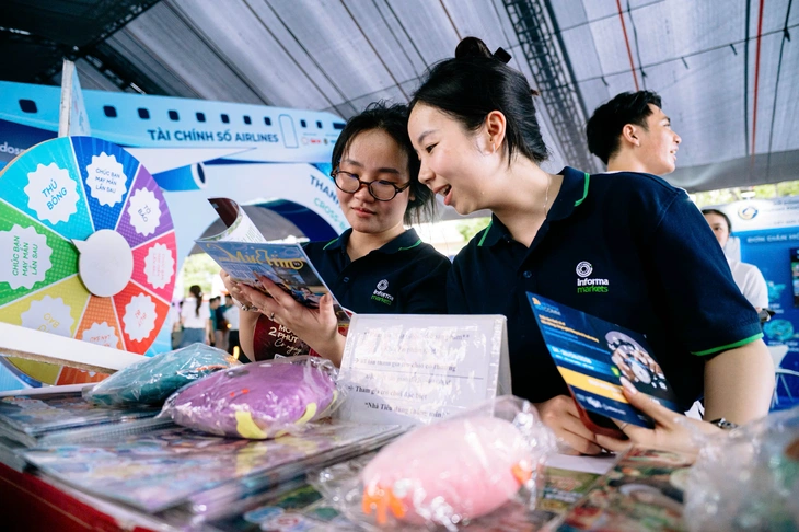 Người trẻ cùng 'nhìn nhau già đi' tại gian hàng trải nghiệm ở Ngày Tài chính số 2026 - Ảnh 7.