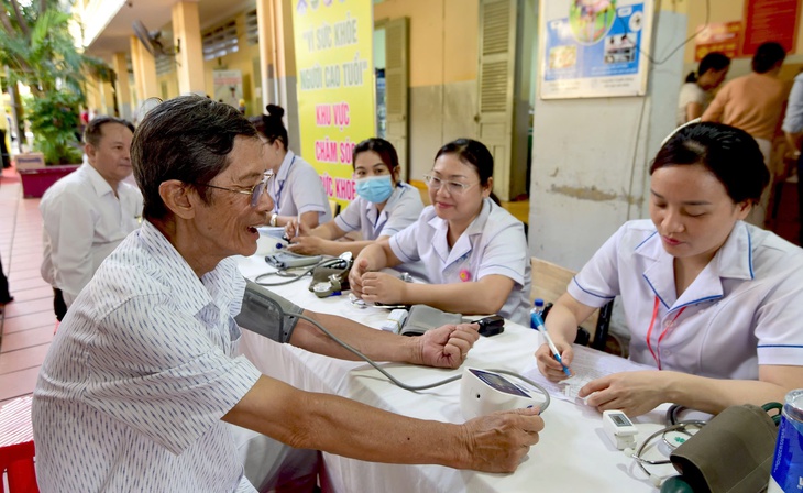 Bình Phú có nhà sinh hoạt cộng đồng người cao tuổi, Xuân Hòa khám sức khỏe miễn phí cho người dân - Ảnh 7.