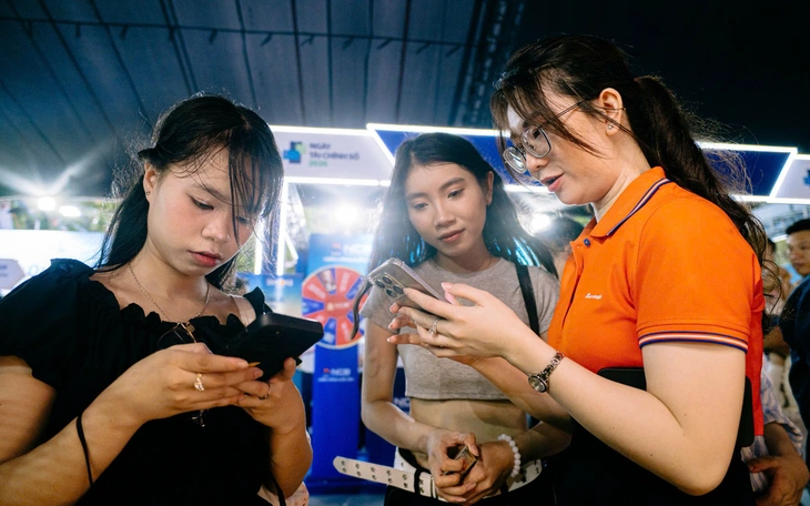 Dòng người nối dài tại Ngày Tài chính số 2026 trong tối cuối tuần - Ảnh 9.