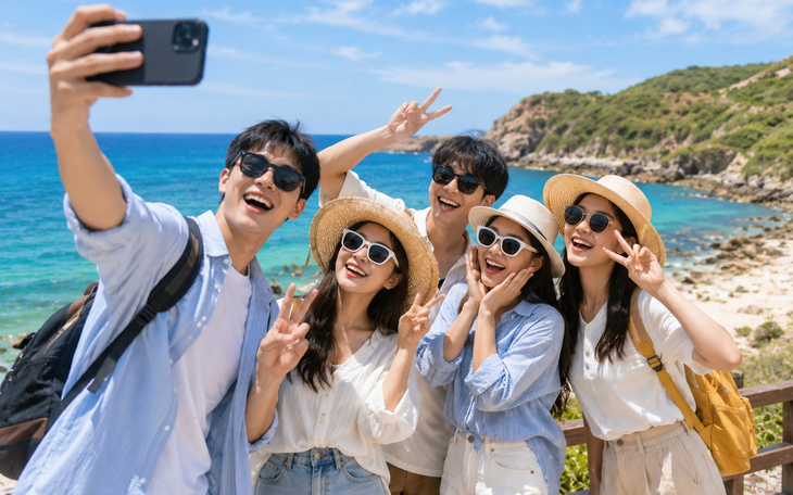 Nhắn tin bằng ‘biểu tượng cảm xúc’ là lười diễn đạt hay đang sáng tạo ngôn ngữ mới? - Ảnh 1.