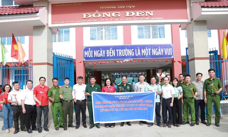 Xã Vĩnh Lộc ra quân dọn rác tại đường Rạch Cầu Suối, trồng thêm 210 cây xanh - Ảnh 2.