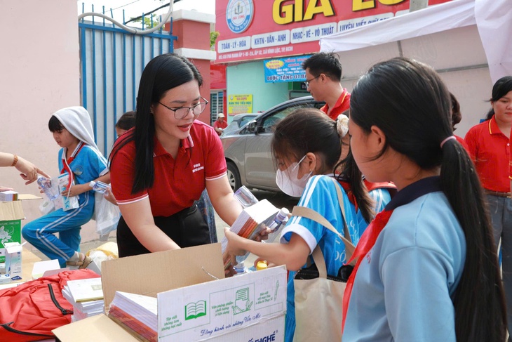 Xã Vĩnh Lộc ra quân dọn rác tại đường Rạch Cầu Suối, trồng thêm 210 cây xanh - Ảnh 4.