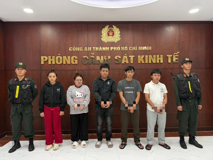 dép giả - Ảnh 1.