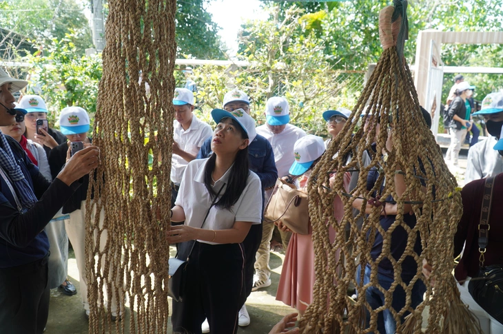 Du khách TP.HCM thích thú xem người dân miền Tây đan võng bằng dây chuối - Ảnh 5.