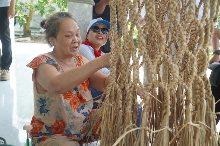 Du khách TP.HCM thích thú xem người dân miền Tây đan võng bằng dây chuối - Ảnh 6.