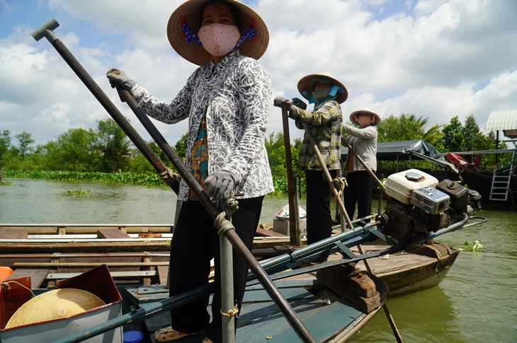 Du khách TP.HCM thích thú xem người dân miền Tây đan võng bằng dây chuối - Ảnh 8.