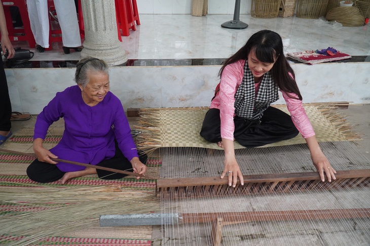 Du khách TP.HCM thích thú xem người dân miền Tây đan võng bằng dây chuối - Ảnh 9.