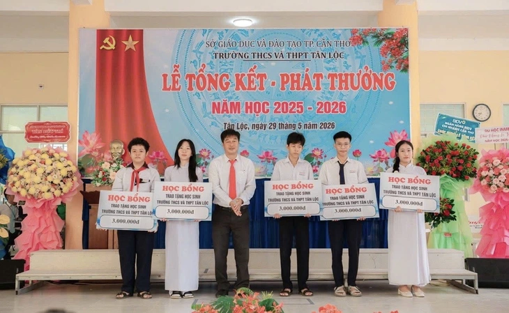 Học bổng, suất ăn 0 đồng, xe đưa đón tiếp sức sĩ tử vùng quê - Ảnh 1.