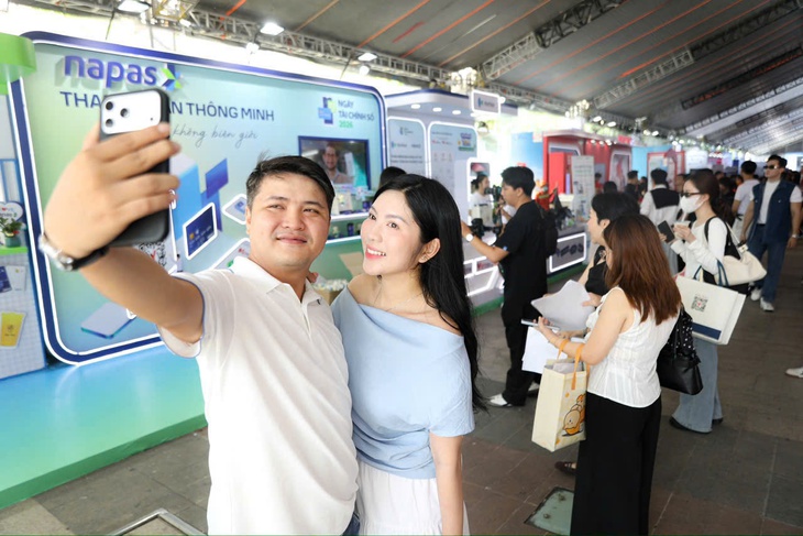 Giới trẻ xếp hàng mua trà sữa nửa giá, trải nghiệm công nghệ thanh toán xuyên biên giới tại NAPAS - Ảnh 1.