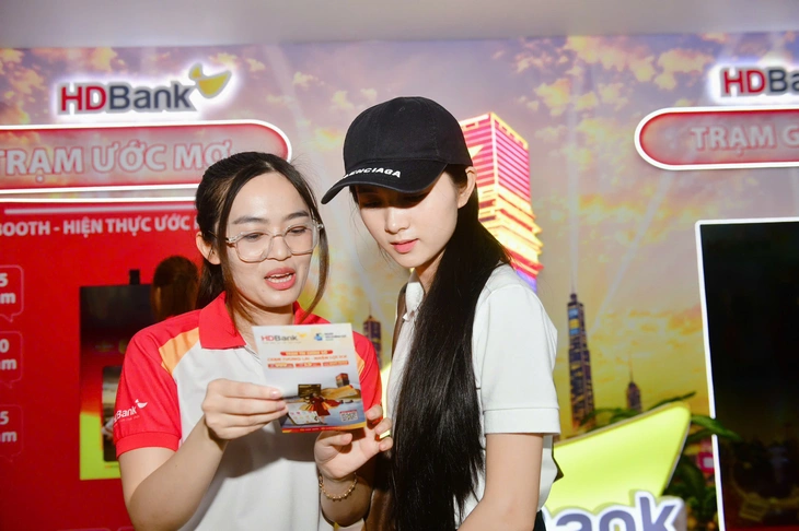 Người trẻ cùng 'nhìn nhau già đi' tại gian hàng trải nghiệm ở Ngày Tài chính số 2026 - Ảnh 5.