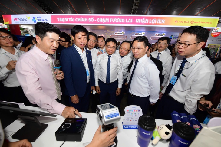 Giới trẻ xếp hàng mua trà sữa nửa giá, trải nghiệm công nghệ thanh toán xuyên biên giới tại NAPAS - Ảnh 4.