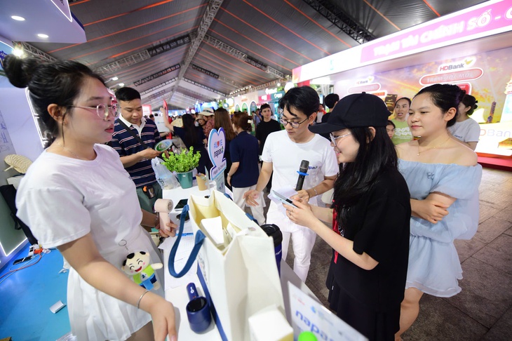 Giới trẻ xếp hàng mua trà sữa nửa giá, trải nghiệm công nghệ thanh toán xuyên biên giới tại NAPAS - Ảnh 3.