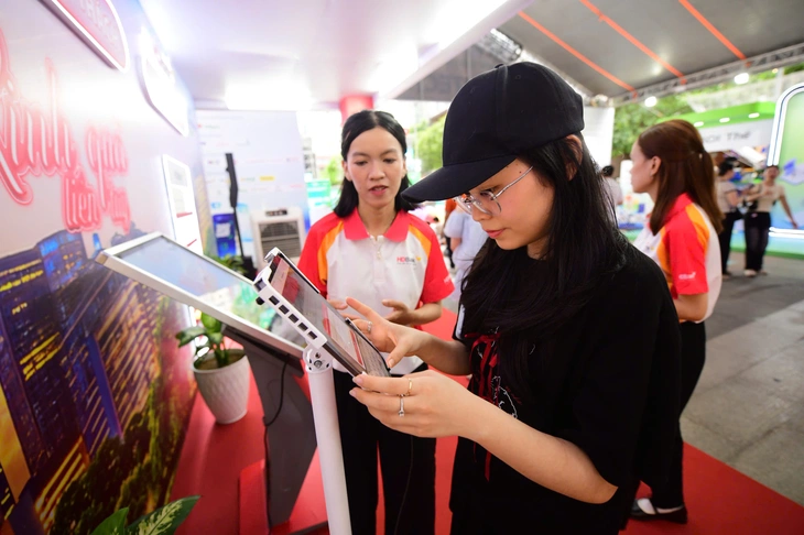 Người trẻ cùng 'nhìn nhau già đi' tại gian hàng trải nghiệm ở Ngày Tài chính số 2026 - Ảnh 1.