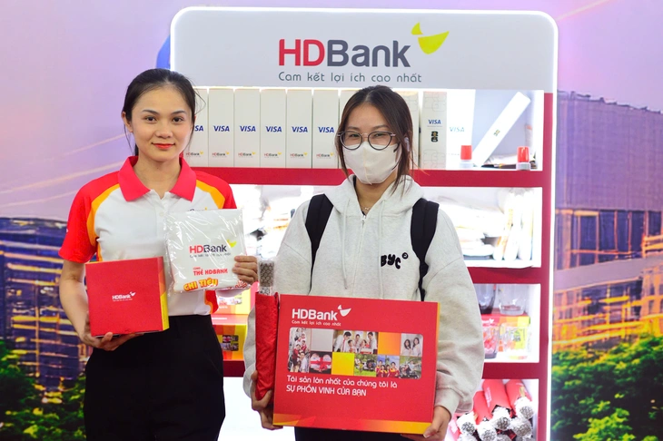 Người trẻ cùng 'nhìn nhau già đi' tại gian hàng trải nghiệm ở Ngày Tài chính số 2026 - Ảnh 4.