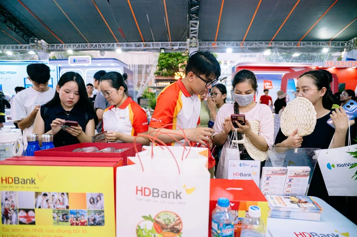 Người trẻ cùng 'nhìn nhau già đi' tại gian hàng trải nghiệm ở Ngày Tài chính số 2026 - Ảnh 3.