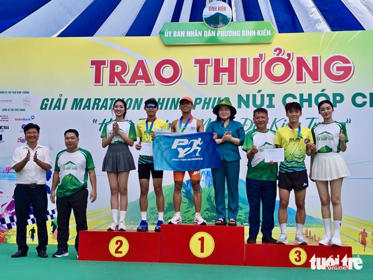 Gần 1.000 vận động viên đội nắng chinh phục núi Chóp Chài - Ảnh 15.