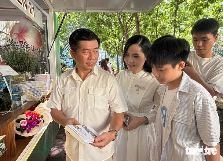 Giữa trung tâm TP.HCM xuất hiện 'khu vườn sách' dưới tán cây xanh - Ảnh 2. khu vườn sách - Ảnh 2.