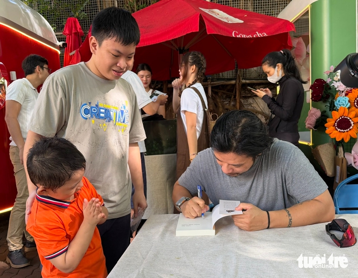 Giữa trung tâm TP.HCM xuất hiện 'khu vườn sách' dưới tán cây xanh - Ảnh 4. khu vườn sách - Ảnh 4.