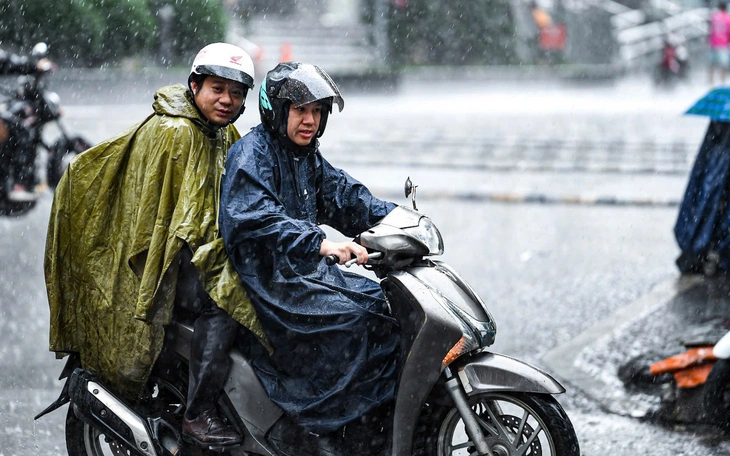 Không khí lạnh ít gặp giữa hè đang gây mưa rào ở vùng núi Bắc Bộ, nhiệt độ giảm 7-10 độ C - Ảnh 2.