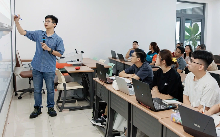 Cựu sinh viên Trường ĐH Luật TP.HCM lập câu lạc bộ doanh nhân hỗ trợ sinh viên - Ảnh 4.
