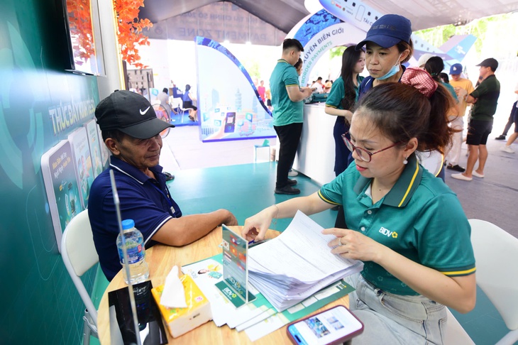 Người trẻ và người lớn tuổi cùng trải nghiệm tài chính số - Ảnh 2.