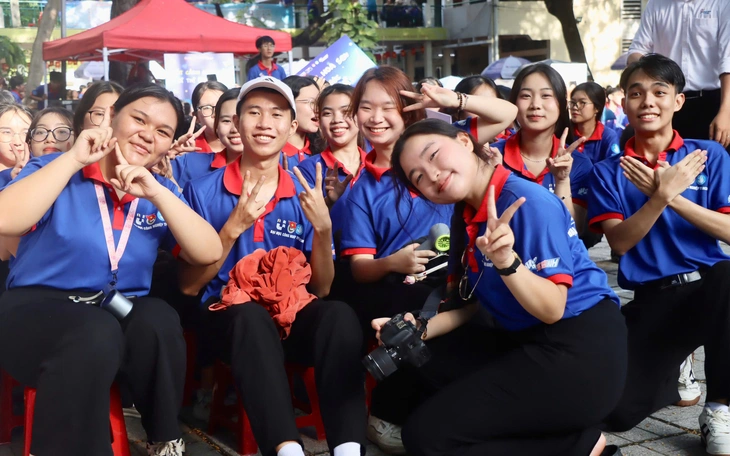 Đồng hành cùng sĩ tử vượt vũ môn - Ảnh 2.