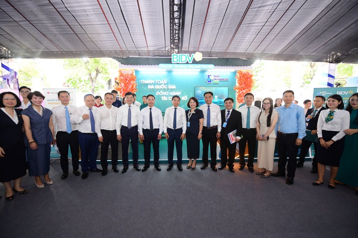Người trẻ và người lớn tuổi cùng trải nghiệm tài chính số - Ảnh 4.