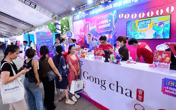 Xếp hàng mua nước 1.000 đồng, người trẻ còn trải nghiệm mô phỏng du lịch nước ngoài với TPBank - Ảnh 5.