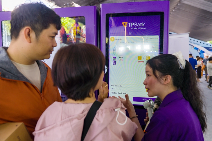 Xếp hàng mua nước 1.000 đồng, người trẻ còn trải nghiệm mô phỏng du lịch nước ngoài với TPBank - Ảnh 2.