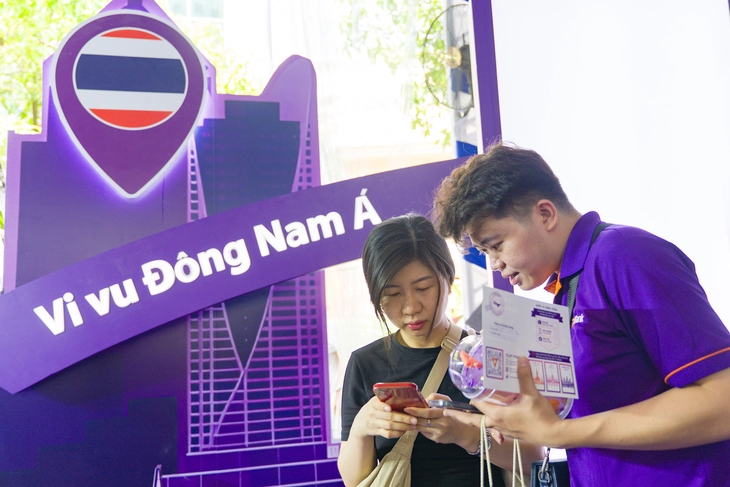 Xếp hàng mua nước 1.000 đồng, người trẻ còn trải nghiệm mô phỏng du lịch nước ngoài với TPBank - Ảnh 1.