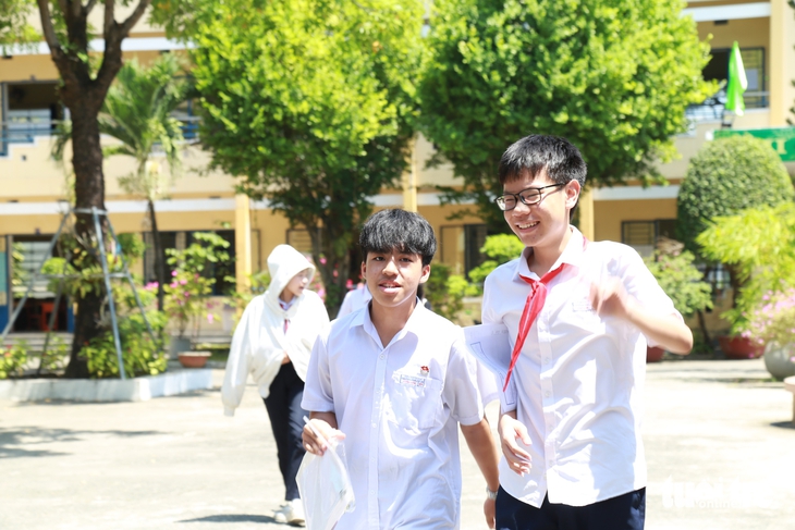 lớp 10 - Ảnh 2.