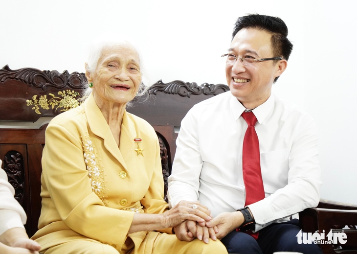 Lãnh đạo Thành ủy TP.HCM thăm, chúc thọ người cao tuổi tiêu biểu - Ảnh 6.