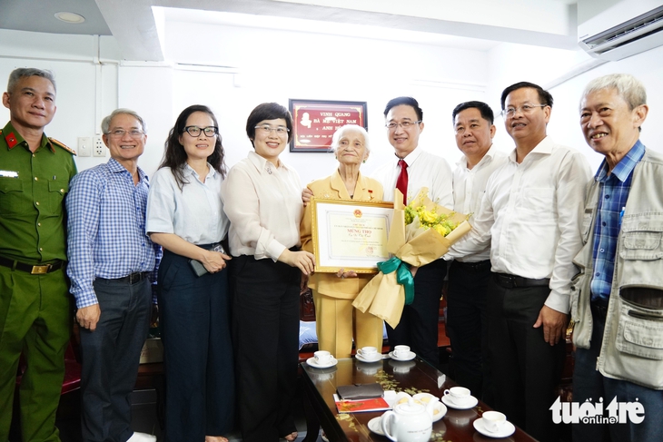 Lãnh đạo Thành ủy TP.HCM thăm, chúc thọ người cao tuổi tiêu biểu - Ảnh 7.