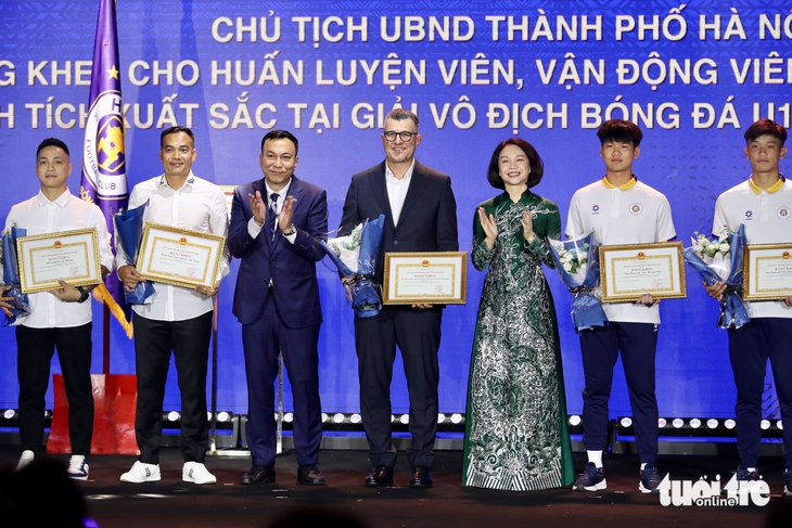 CLB Hà Nội nhận Huân chương Lao động hạng nhì - Ảnh 2.
