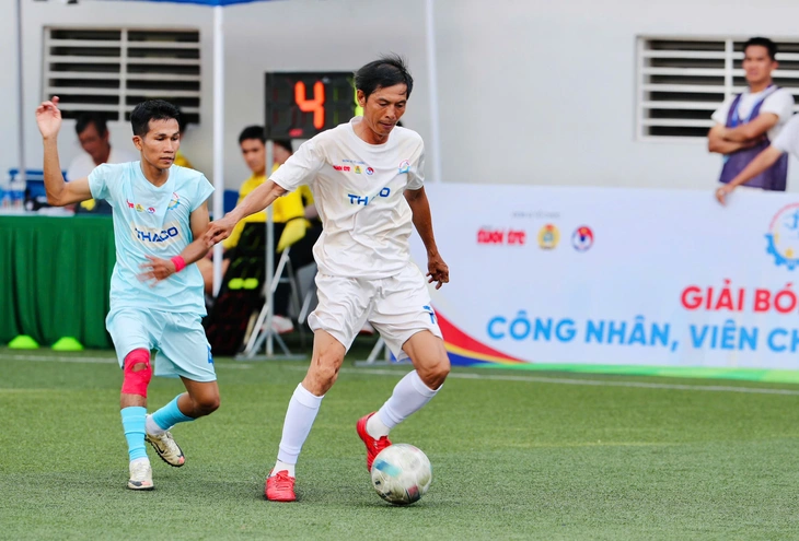 Những chiến binh 'không tuổi' của đội bóng Công đoàn Điện lực Việt Nam - Ảnh 1.