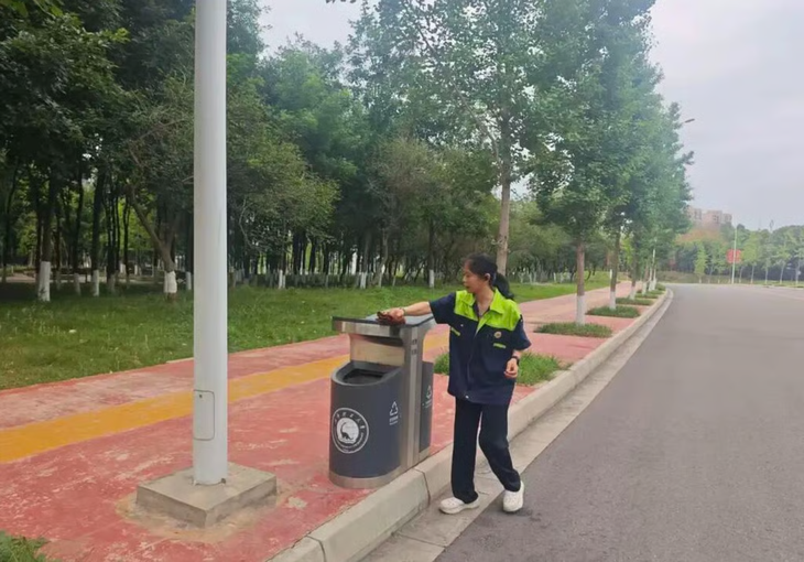 Nữ lao công Trung Quốc đỗ thạc sĩ sau một năm tự học - Ảnh 1. Nữ lao công Trung Quốc đỗ thạc sĩ sau một năm tự học - Ảnh 1.