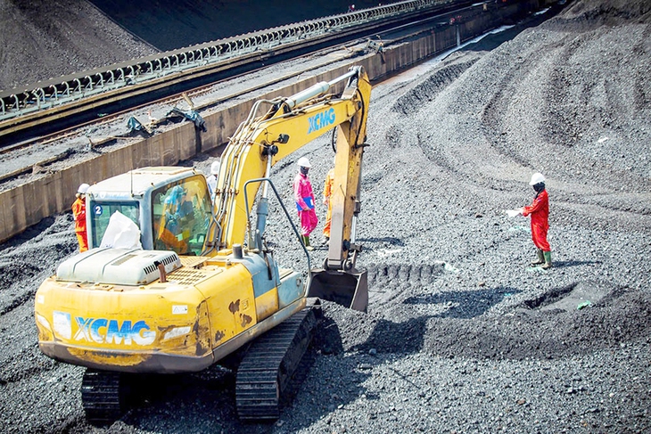 Lợi nhuận lớn, EVN hết lỗ lũy kế: Vì sao công ty mẹ vẫn lỗ? - Ảnh 2. Lợi nhuận lớn, EVN hết lỗ lũy kế: Vì sao công ty mẹ vẫn lỗ? - Ảnh 2.