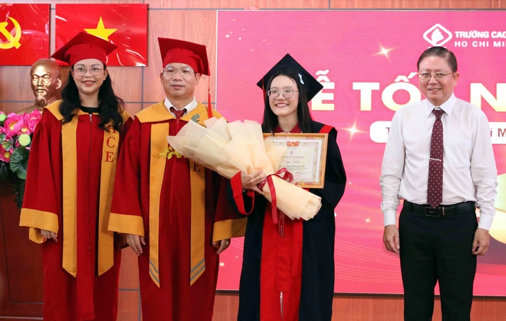 Từng bỏ dở đại học, cô gái trở lại giảng đường và trở thành thủ khoa tốt nghiệp - Ảnh 1.