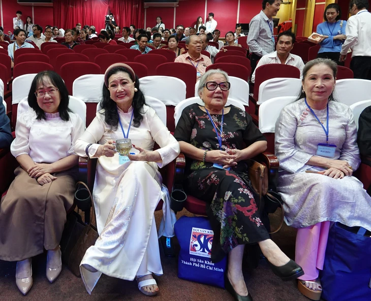 NSND Kim Cương là đại biểu lớn tuổi nhất Đại hội Sân khấu TP.HCM lần thứ nhất - Ảnh 3. Kim Cương - Ảnh 2.
